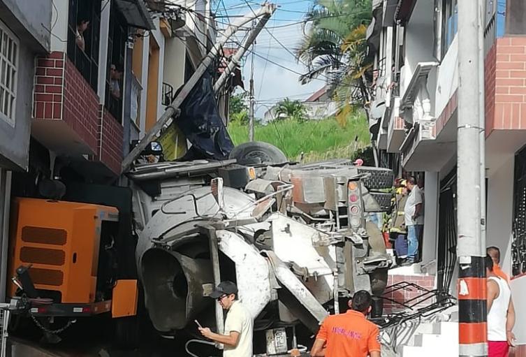 Atienden emergencia por accidente de vehículo en Hacienda Piedra Pint