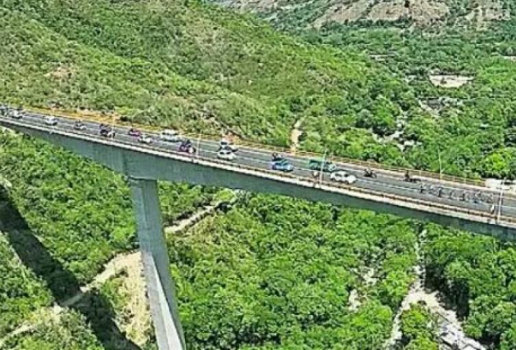 sujeto-amenazo-con-arrojarse-del-viaducto-de-gualanday-la-noche-anterior.jpg