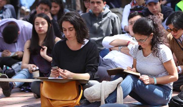 Clase a la calle / Estudiantes en el parque de los Hippies