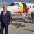Guillermo Reyes, ministro de Transporte, en el primer vuelo de Satena a Caracas.