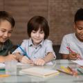 Niños estudiando - estudiar - estudiantes