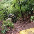 ¡Tremendo susto! Una familia cayó a un abismo cuando se movilizaba en una camioneta por la vía Fresno – Mariquita