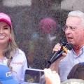Johana Aranda y Alvaro Uribe 