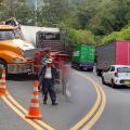 Congestión total en La Línea tras accidente de camiones