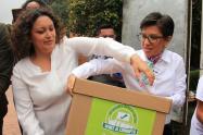 La representante a la Cámara Angélica Lozano y la senadora Claudia López, promotoras de la consulta anticorrupción, en Bogotá 