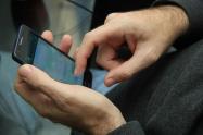 Batería de celular explotó cuando lo estaba arreglando