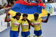 Fabriana Arias, Johana Viveros y Kerstinck Sarmiento celebrando una medalla de oro para Colombia