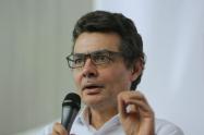 Alejandro Gaviria dejó el ministerio de Salud con una emotiva carta que incluyó un madrazo
