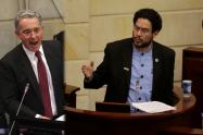 Álvaro Uribe (izq) e Iván Cepeda (der), senadores de la República