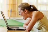 Mujer frente al computador