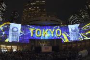 Proyección del logotipo de los Juegos Olímpicos de Tokio 2020 
