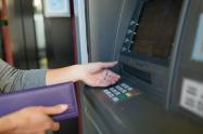 Señora sacando dinero en cajero automático