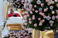La vista del ataúd de Aretha Franklin se puede ver en el Museo Charles H. Wright de Historia Afroamericana el 28 de agosto de 2018 en Detroit, Michigan. Aretha Franklin falleció de cáncer de páncreas avanzado el 16 de agosto de 2018 a la edad de 76 años.