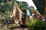 Maquinaria amarilla realiza trabajos en zona del alud en Calarcá.