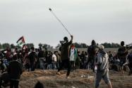 Palestinos lanzan piedras a las fuerzas israelíes 