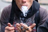 Joven consumiendo Marihuana