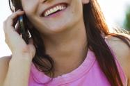 Una mujer durante una llamada telefónica