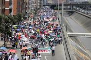 Profesores agremiados en Fecode marchando por Bogotá