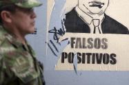 Cartel que advierte de falsos positivos en Colombia.