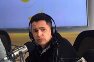 Jorge Celedón, cantante vallenato, en la mesa de trabajo de LA FM