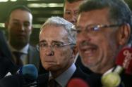 El senador Álvaro Uribe Vélez (c) y su abogado Jaime Granados (d).