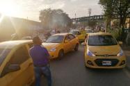 Taxistas bloquean vías de Cali.