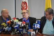 Rodrigo Londoño, jefe del partido Farc, acompañado de 'Carlos Antonio Lozada' y 'Pablo Catatumbo'.