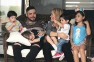 Jessi Uribe, Sandra Barrios y sus cuatro hijos