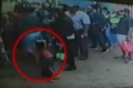 Niño sacado a la calle del jardín 