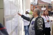 Un ciudadano residente de la ciudad de Bogotá buscando su lugar de votación