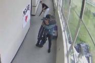 Profesor logra desarmar a alumno 