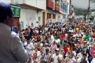 El candidato Mauricio Pinto a escasos días de las elecciones; seguirá recorriendo municipios y comunas de la capital tolimense