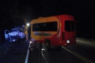 La buseta chocó contra una camioneta