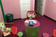 En una sala de lactancia, madres de bebés pueden alimentarlos.