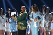 Gabriela Tafur en Miss Universo junto a Steve Harvey