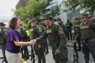 La ministra del Interior durante la entrega de vehículos a la Policía en Antioquia.