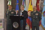 Ministro de Defensa, Carlos Holmes Trujillo, junto a los comandantes de las FF.MM. y del Ejército.