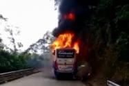 Bus quemado entre Chocó y Risaralda