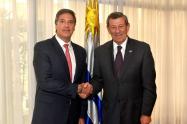Fernando Sanclemente Alzate saluda al ministro de Relaciones Exteriores del Uruguay, Rodolfo Nin Novoa.