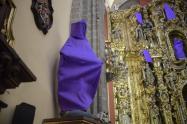 Iglesia cubre figuras femeninas 