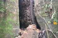 En estos momentos sobre la vía no hay paso de vehículos, afectación que se registra sobre el puente de la quebrada Lavapatas
