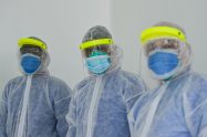 Personal de salud en Colombia atiende casos de coronavirus.