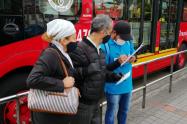 Entrega de tapabocas en Transmilenio