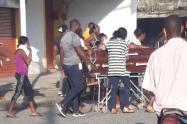 Familiares se llevan ataúd con su ser querido en Chocó