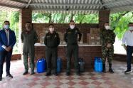 Alcohol y gel antibacterial fueron los elementos de bioseguridad entregados a la fuerza pública