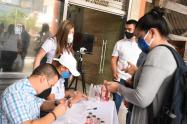 Se debe permanecer al menos a 2 metros de distancia de otras personas y evitando contacto directo