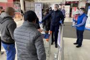 Día sin IVA: largas filas en establecimientos