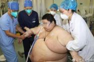 Zhou siendo atendido por el personal médico