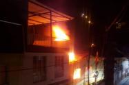 El incendio fue ocasionado por aparente corto circuito, siendo controlado y finalmente liquidado