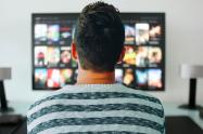 usuario viendo series en su televisor